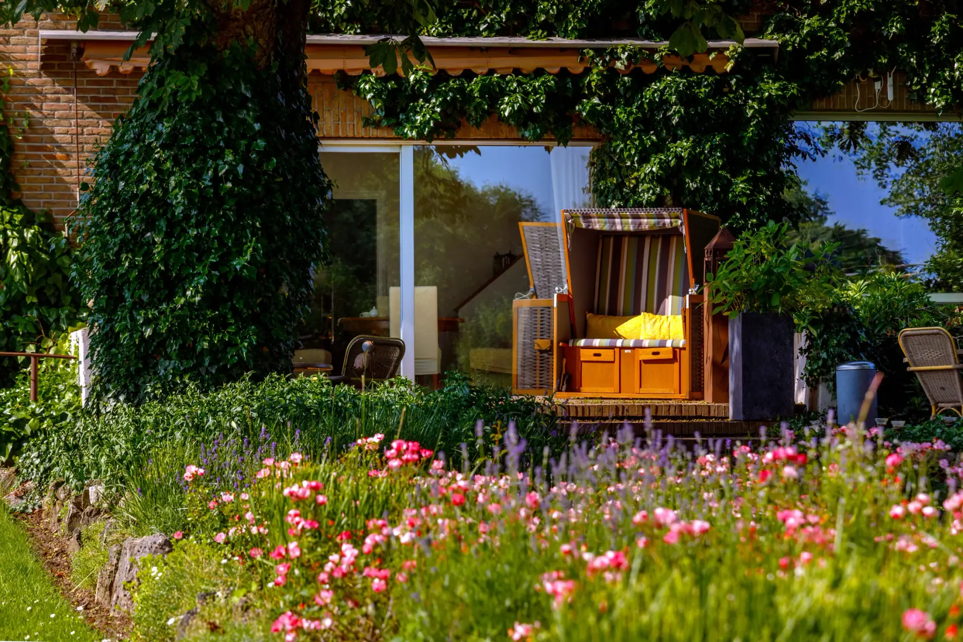 Sitzplatz im Grünen zwischen Blumen und Bäumen