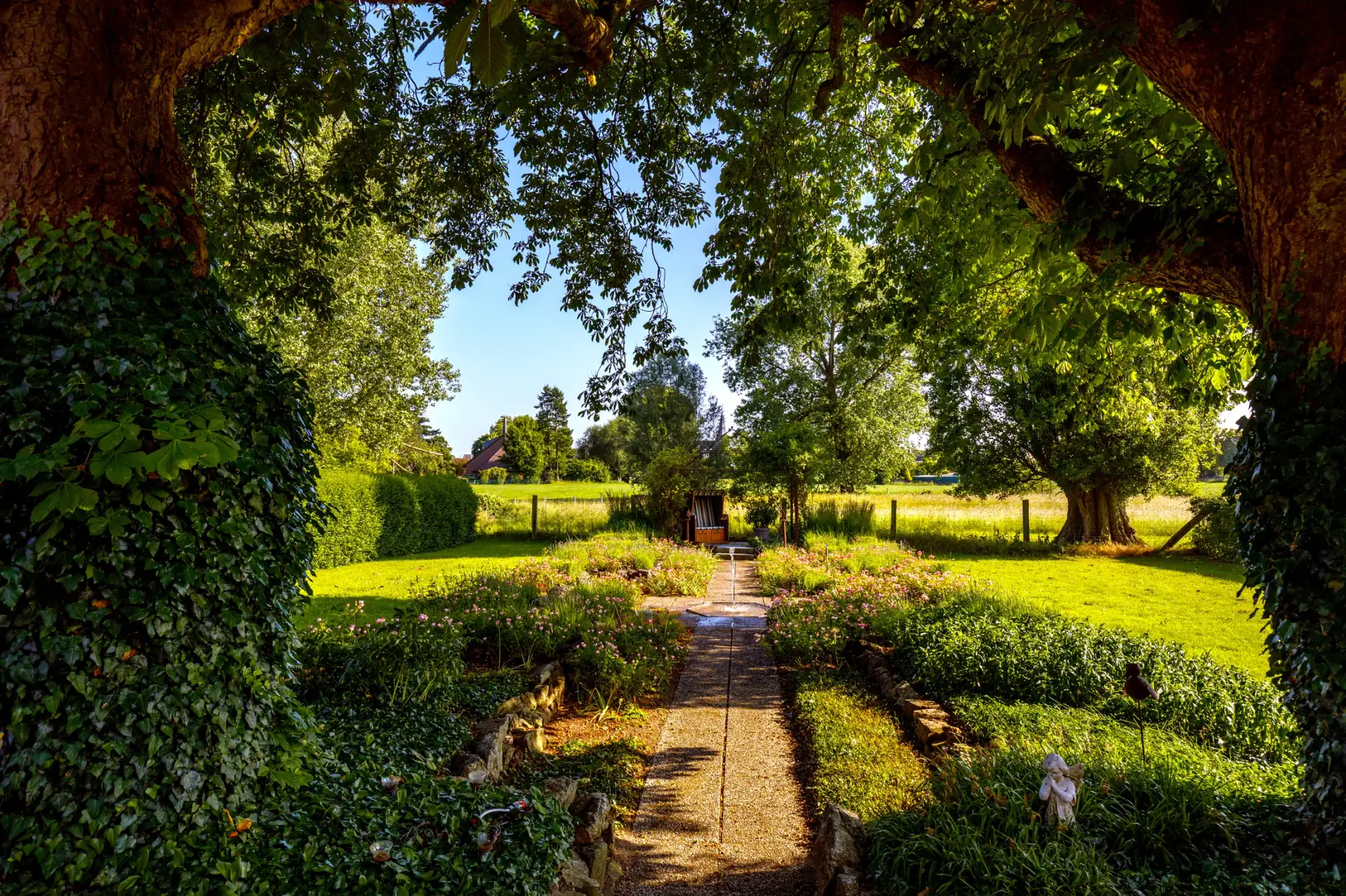 Gartenweg unter alten Bäumen