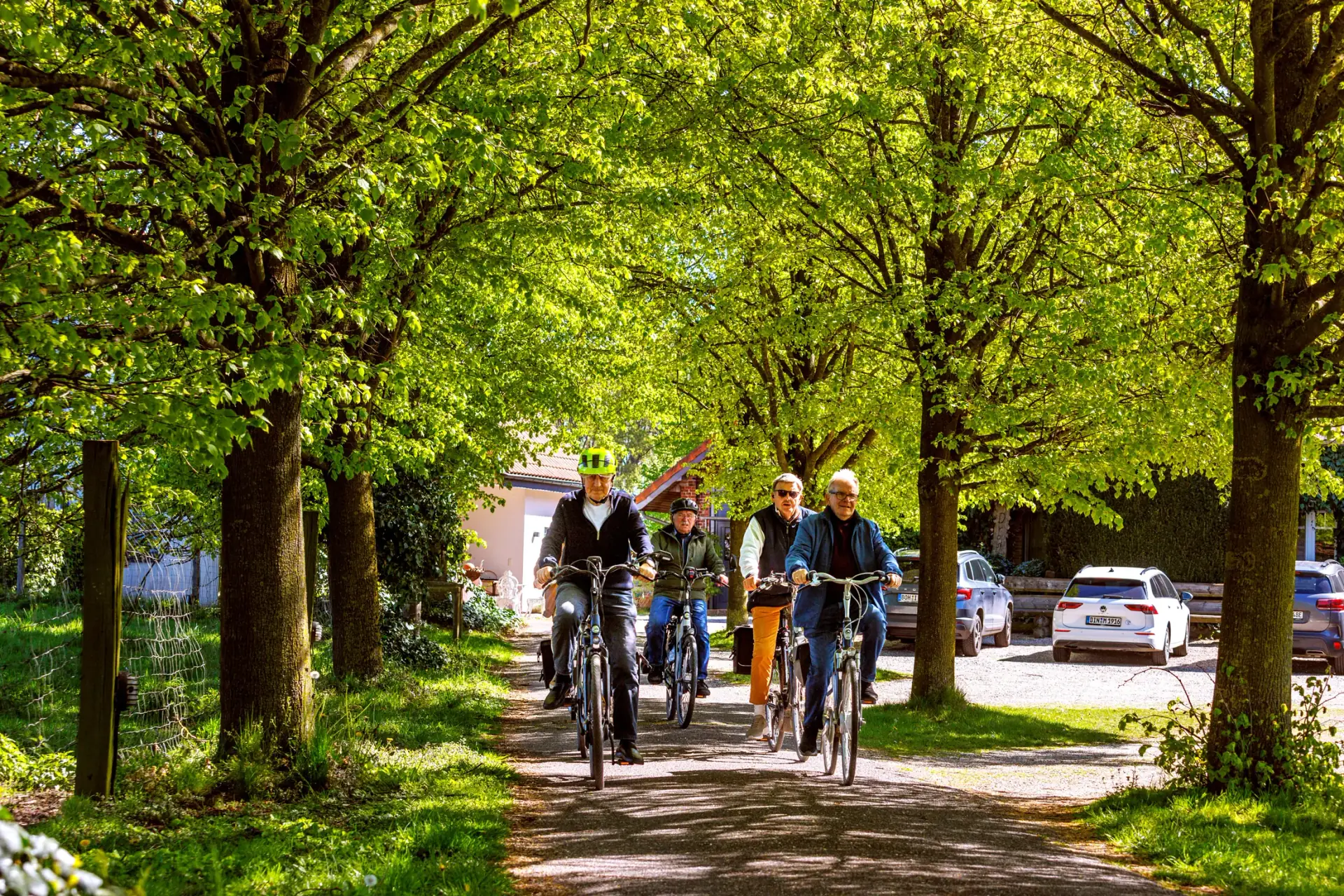 Radfahrer auf der grünen Allee am Drostenhof