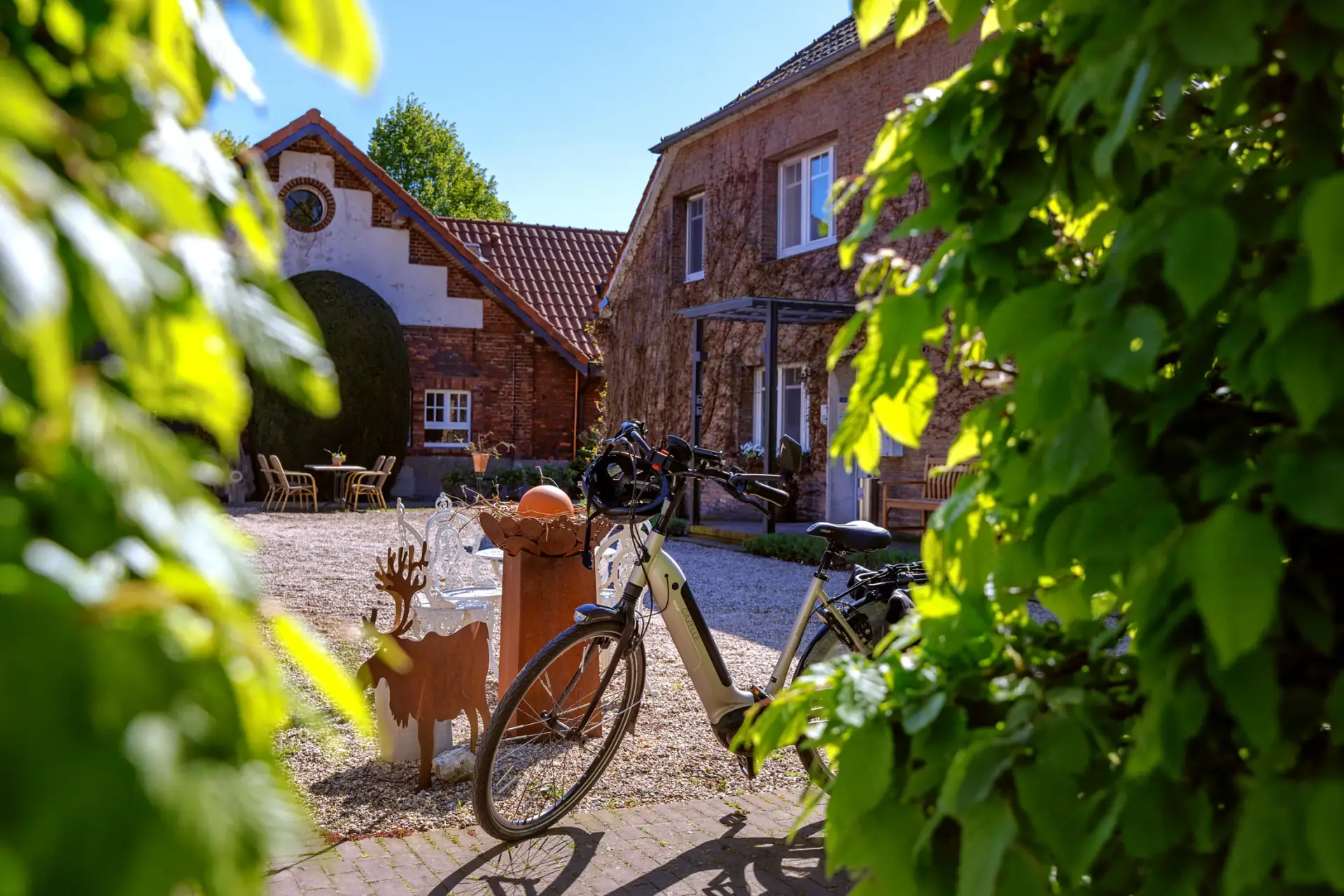 Fahrräder im Hof vor den Backsteingebäuden