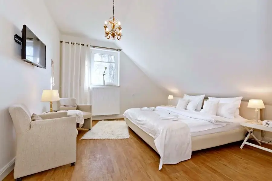 Helles Gästezimmer mit Doppelbett und Dachfenster