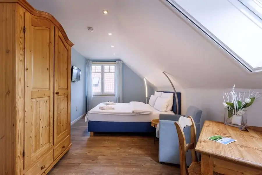 Blaues Zimmer unter dem Dach mit Holzschrank