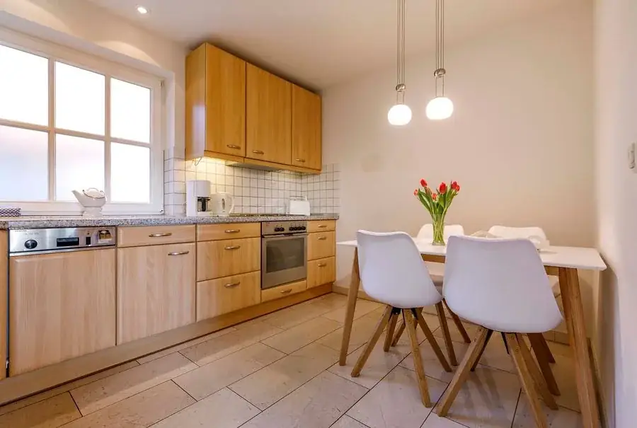 Küche mit Essplatz in der Ferienwohnung Garten