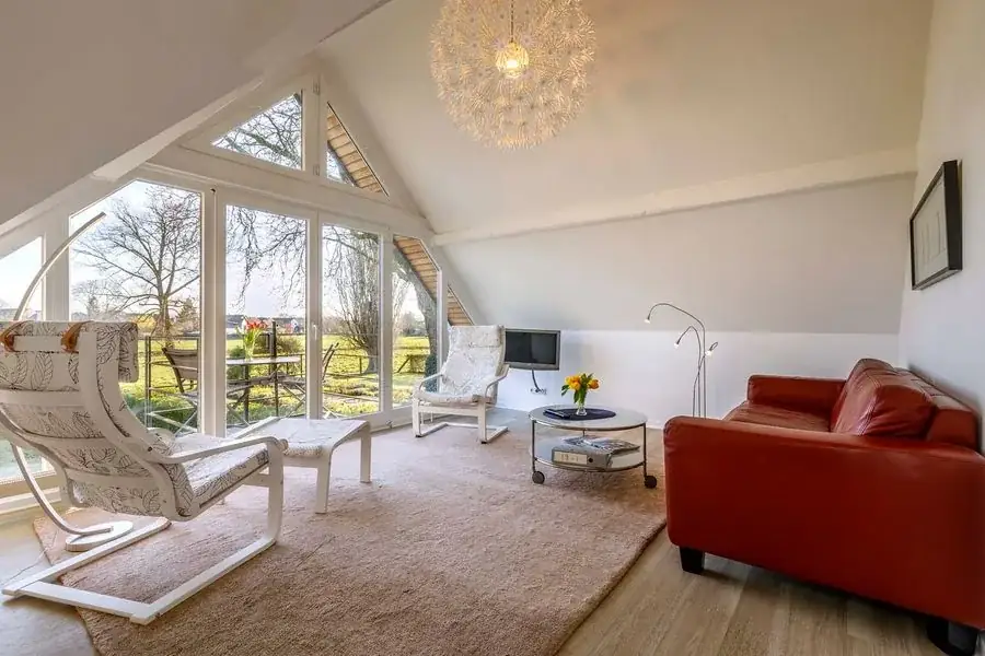 Lichtdurchfluteter Wohnbereich der Ferienwohnung Ausblick
