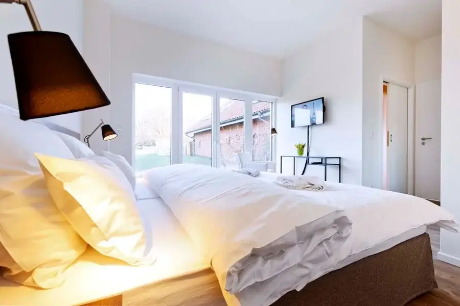 Doppelbett am Fenster in der Remise